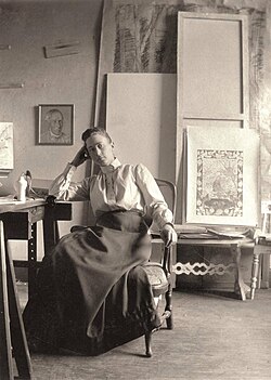 Hilma Af Klint dans son atelier assise